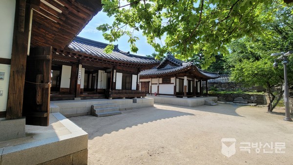 경복궁 중건공사에 참여한 도편수 이승업 건물로 조선후기 1860년대의 건축물이다.