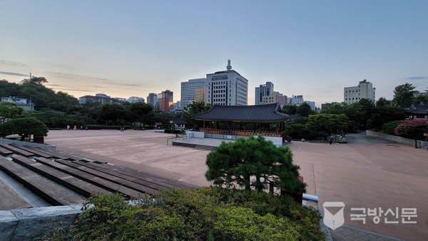 천우각 광장에 마련된 무대와 관람객 의자가 쓸쓸하게 조용하다. 코로나 4단계 조치로  공연을 할수 없어 관람객들이 없다.