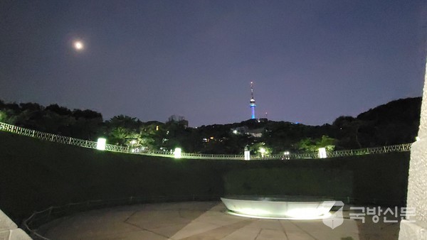 보름달이 떠오른 천년타입캡슐로 1994년 11월 29일 최병열 서울시장이 한옥마을에 조성했다. 시민 공모작으로 보신각 종을 본따서 만들어 서울모습과 시민들의 생활문물 600점을 담아서 묻었다. 삼성폰으로 촬영