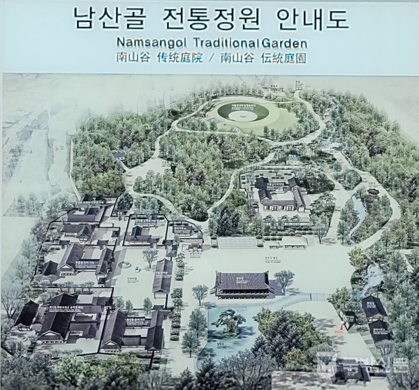 정문에 들어서면 바로있는 안내판이다. 좌측에는 조선후기 5동의 전통한옥마을이며, 중앙아래에는 청학지와 천우각이고 중앙에는 국악당이며 가운데 상단지역에는 서울천년타임 광장이다.