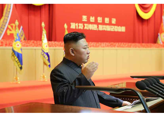 지난 1일 뒷머리에 패치를 붙인 모습으로 공개석상에 나타난 북한 김정은 위원장. (사진=노동신문 캡처)