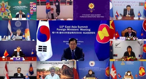 정의용 외교부장관이 지난 4일 밤 화상으로 진행된 EAS 외교장관회의에 참석해 인사말을 하고 있다.(사진=외교부 제공)