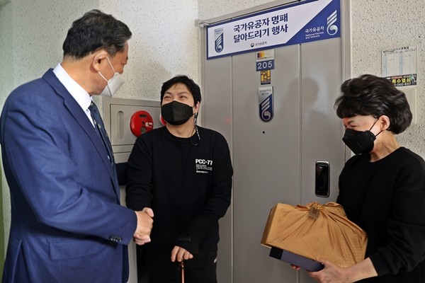 황기철 국가보훈처장(맨 왼쪽)이 지난 3월10일 서해수호의 날 계기로 인천시 부평구에 있는 천안함 국가유공자 신은총 하사 자택을 방문해 유가족들을 위로하고 있다.(사진=보훈처 제공)