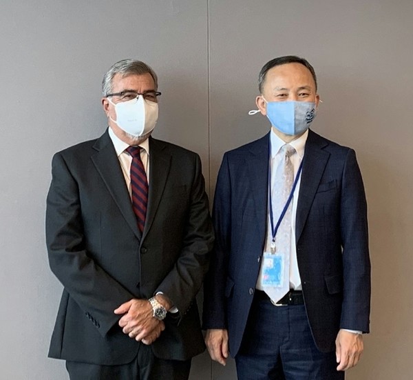 박일 외교부 원자력비확산외교기획관(오른쪽)과 토마스 마크람 유엔 군축 고위부대표는 5일(현지 시간) 미국 뉴욕 유엔본부에서 국제 군축․비확산체제 강화를 위한 양자 협의를 가졌다.(사진=외교부 제공)