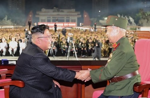 김정은 북한 국무위원장이 지난달 28일 '전국노병대회'에서 참석자들을 격려하고 있다.(사진=노동신문 갈무리)