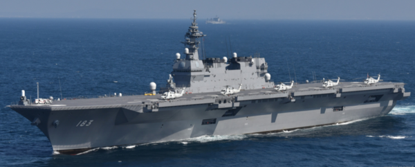 일본의 전후 헌법은 공세적인 군사 작전을 금지하고 있다. 수십 년 동안 일본의 지도자들은 이 금지령을 일본 해군이 법적으로 항공모함을 보유할 수 없음을 의미한다고 해석해왔다. 이즈모 항모의 위용. (사진=일본 자위대 누리집 갈무리)