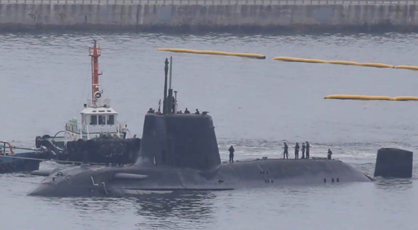  부산에 정박한 영국의 어스튜트 핵잠수함