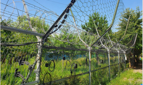 철책 경계 시스템 장비 설치 모습. (사진=코콤 제공)