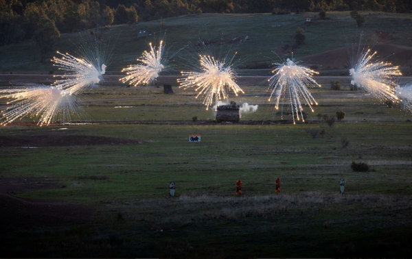 한화디펜스오스트레일리아 레드백보병 장갑차와 라인메탈오스트레일리아 LYNX KF41보병장갑차(아래)가 호주 빅토리아주 푸카푸날 밀리터리 에어리어에서 랜드 400 3단계 사용자 평가 시험을 실시한다. 한화디펜스 ‘레드백’ 사격 장면.