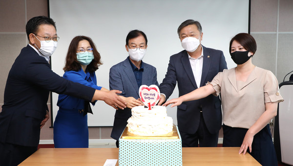  연간보고서 발간 축하 기념 케잌 컷팅식을 하고 있다.