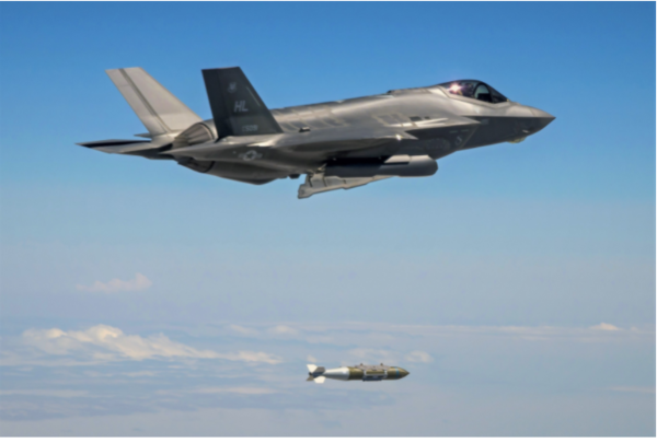 F-35 전투기에서 발사된 미사일.