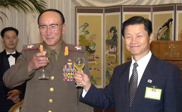 14일 별세한 조성태(오른쪽) 전 국방부 장관이 2000년 9월 24일 제주 롯데호텔에서 열린 제1차 남북 국방장관 회담 환영만찬에서 김일철 북한 인민무력부장과 건배하고 있다. 그는 김대중 대통령시절 국방장관을 지냈다.