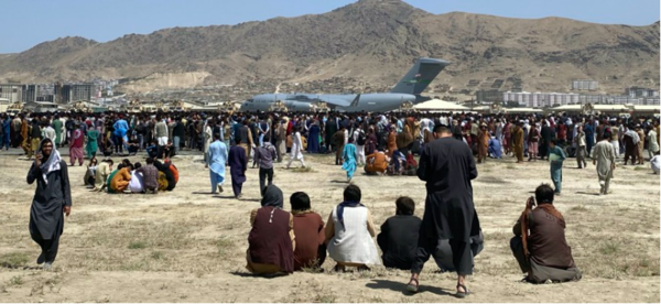 카불의 국제공항에서 외국으로 탈출을 위해 C-17 수송기 주변에 몰려든 아프간인들