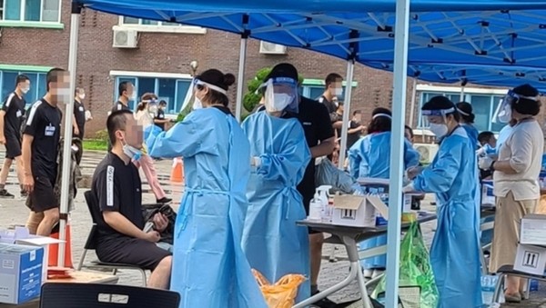 육군훈련소는 지난 18일 보건당국과 육군본부, 논산시 등과 협력해 훈련병 전원에 대한 역학조사와 함께 PCR 검사를 실시했다.(사진 제공=논산시)