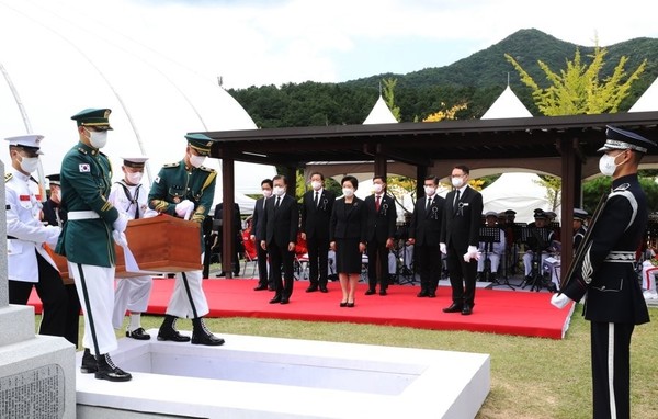 18일 홍범도 장군이 영면에 들 대전현충원 독립유공자 제3묘역에서 문재인 대통령 내외가 지켜보는 가운데 군 의장대가 하관의식을 거행하고 있다.(사진=이하 청와대 제공)