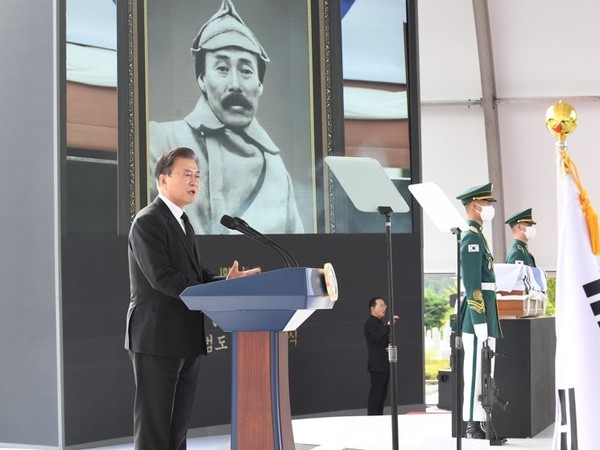 문재인 대통령이 18일 대전현충원에서 열린 홍범도 장군 유해 안장식에서 추념사를 하고 있다.