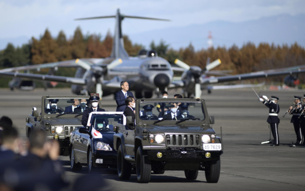 일본 자위대 사열하는 스가 총리(사진=일본방위청)