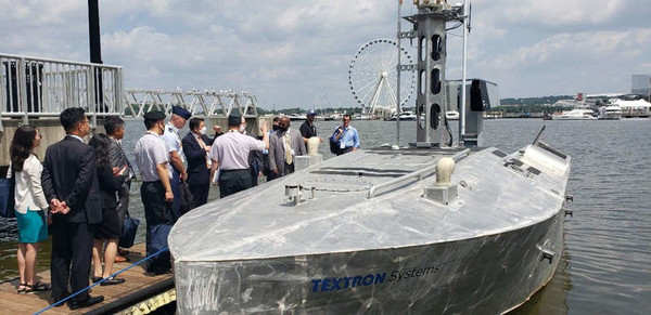 지난 2일 미국 메릴랜드에서 개최된 ‘해양항공우주 전시회(Sea-Air-Space Exposition 2021)’에 방문한 군 관계자들이 LIG넥스원 담당자로부터 무인수상정에 탑재 가능한 2.75인치 유도로켓 ‘비궁’의 발사대 시스템에 대한 설명을 듣고 있다. (사진=LIG넥스원 제공)