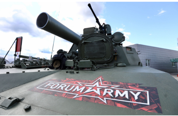 관람객들은 지상전 장비뿐만 아니라 러시아 방산업체들이 개발한 신형 군함과 비행기들을 볼 수 있다.