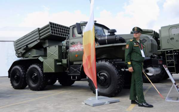 관람객은 BM-21 Grad 다연장 로켓 발사기와 같은 러시아와 소련시절 군대에서 나온 실제 차량도 볼 수 있다.