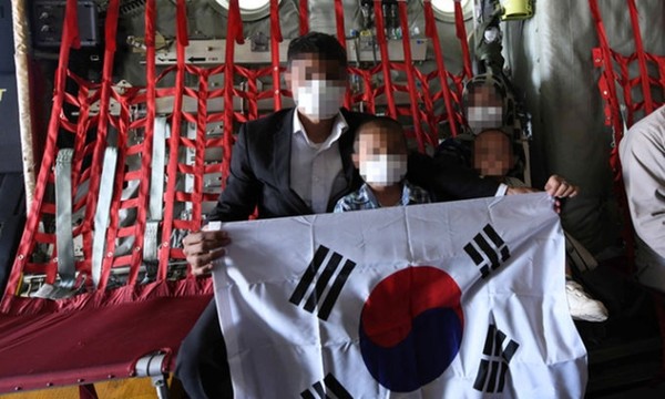 아프가니스탄 카불공항에서 지난 25일(현지시간) 공군 C-130J에 탑승한 아프간인들이 태극기를 펼쳐보이고 있다. (사진=공군 제공)