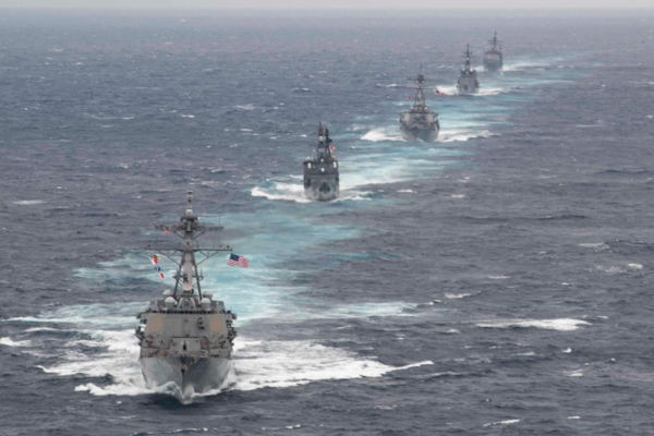 유도 미사일 구축함 USS Mustin과 USS Barry함이 유도 미사일 순양함 USS Antietam과 함께 2020년 3월 1일 필리핀해에서 합동 훈련을 하는 동안 두 척의 일본 군함과 편대를 이루어 항해하고 있다.(사진=미 해군)