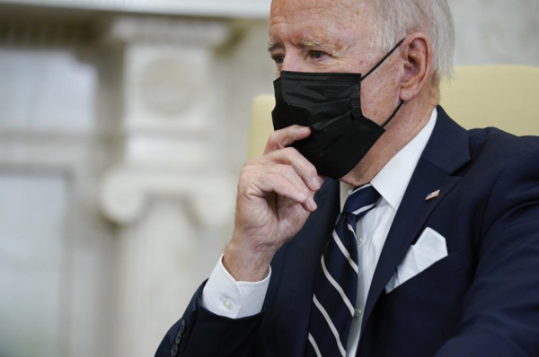 조 바이든 미국 대통령이 27일 워싱턴 백악관 집무실에서 나프탈리 베넷 이스라엘 총리와 회담에서 경청하고 있다.(사진=미 백악관)