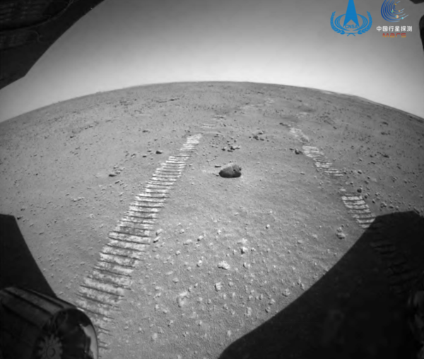 Zhurong 탐사선의 후방 카메라로 포착한 사진은 탐사선이 화성의 지형을 가로질러 이동할 때의 흔적을 보여준다. (사진=중국 항천국)