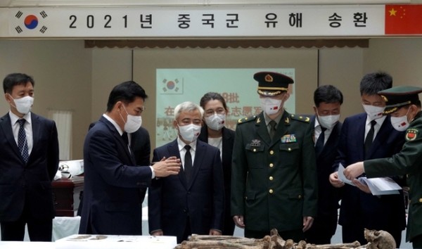 허욱구 국방부 유해발굴감식단장(왼쪽 두번째)가 1일 창정궈 중국 퇴역군인사무부 부부장(왼쪽 세번째) 등에게 유해발굴 및 감식 과정을 설명하고 있다.(사진=국방부 제공)