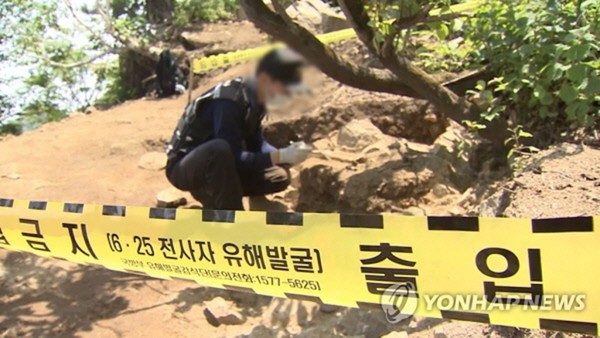 국방부 유해발굴감식단이 6.25 한국전쟁 전사자 유해 발굴을 하고 있다.(사진=국방부 제공 자료 사진)