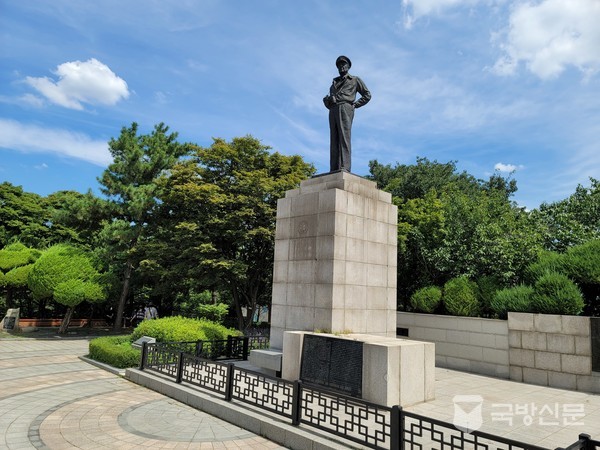 인천 자유공원에 있는 인천상륙작전의 상징 맥아더 동상. 1957년에 동상을 세우면서 만국공원에서 자유공원으로 이름을 변경했다.