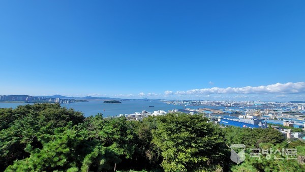 인천공항으로 다니는 영종대교가 멀리 보이고 오른쪽으로 공장지대에는 인천상륙작전 세개 지점중 하나인 청색해안이다.