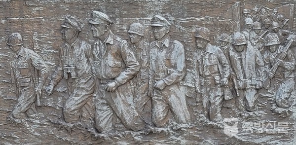 인천상륙작전 조각 벽화. 작전지휘부가 상륙하는 모습을 상징적으로 묘사한 자유공원 맥아더 동상 뒤 벽면에 있다.