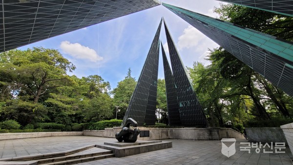 조미통상상호조약 체결 100주년 기념탑으로 1982년에 자유공원에 세웟다.