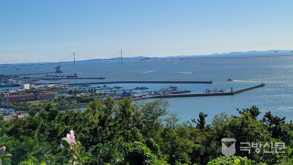 월미도 정상에서 바라본 청색해안지역으로 상륙작전시에 붙였던 염전 지역으로 인천항의 확장을 보여주는 곳이다. 인천항의 월미도부근과 연안부두와 남항지역으로 매립을 많이하여 인천지역이 넓혀지고 있다.