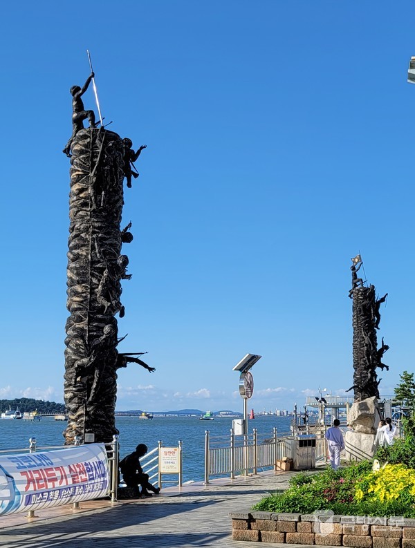 인천상륙작전 기념비로 공격하는 모습을 형상화하여 보여주고 있다. 한 병사가 앉아 쉬고 있다.