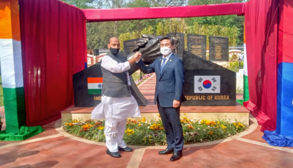 서욱 국방부장관은 3월 26일 인도 뉴델리에서 라즈나트 싱(Rajnath Singh) 인도 국방부 장관과 양자회담을 갖고 양국 간 국방교류 및 방산협력 강화 방안에 대해 논의하였다.한-인도 우호공원앞에서 서욱 국방부 장관과 인도 국방장관.(사진=국방부 제공)