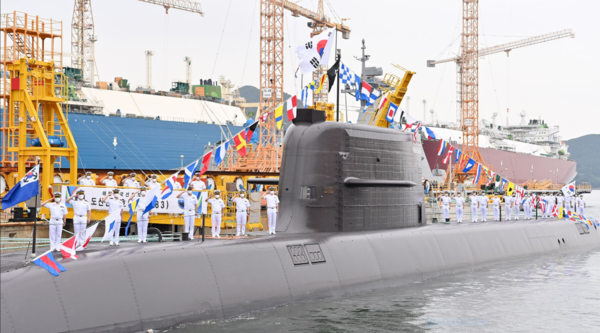 대우조선해양 옥포조선소에서 취역식을 한 해군의 첫 3천t급 잠수함 '도산안창호함'. 승조원들이 도열해 기념촬영을 하고 있다. 국내 독자 기술로 설계·건조된 첫 3000t급 잠수함 도산안창호함은 국내 잠수함으로는 처음으로 SLBM(잠수함 발사 탄도미사일) 수직발사관 6기를 장착해 전략 타격 능력을 갖췄다.(사진=대우조선해양)