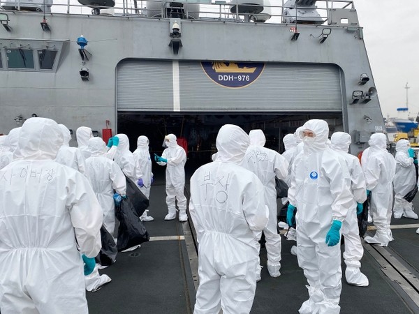 지난 7월 청해부대 34진의 코로나19 집단감영 발생 후 현지에 파견된 특수임무단이 방역 준비를 위해 문무대왕함에 오르고 있다.(국방부 제공 자료 사진)