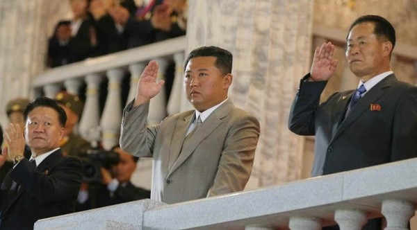 9일 0시 평양 김일성광장에서 열린 제73주년 북한 정권수립기념일 열병식에 참석한 김정은 국무위원장. (사진=조선중앙통신 갈무리)