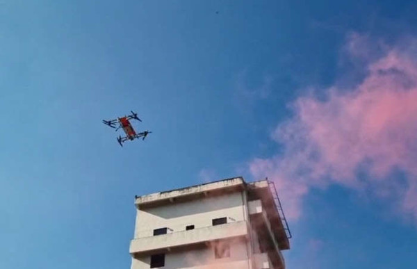 인명구조용 대형드론이 9일 충남 천안 중앙소방학교에서 인명구조 시연을 하기 위해 건물 위로 날아 오르고 있다. (사진=충남소방본부 제공)