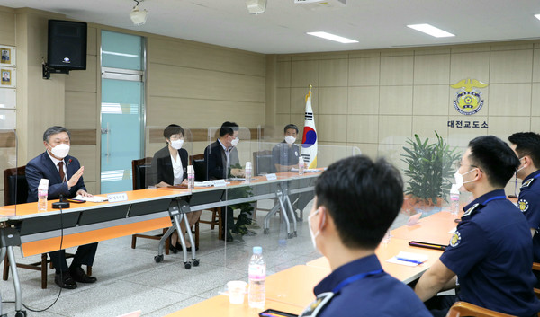 대체복무요원의 현장 방문을 한 정석환 병무청장(사진=병무청 제공)