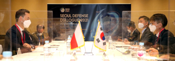 박재민 국방부 차관(오른쪽)과 마르친 오히에파 폴란드 국방부 차관(왼쪽)이 10일 서울 여의도에서 회담을 하고 있다.(사진=국방부 제공)