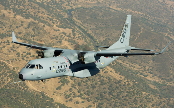 유럽의 에어버스사가제작한 중형프로펠러수송기인 C295수송기의 크기는 24.50x25.81x8.60m , 공허중량은 9.250kg, 이륙중량 3.200kg, 속도:576km/h 이다.