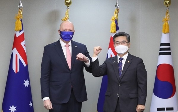 서욱 국방장관과 피터 더튼 호주 국방장관이 13일 한‧호주 국방장관회담을 하기에 앞서 인사를 나누고 있다.(사진=국방부 제공)