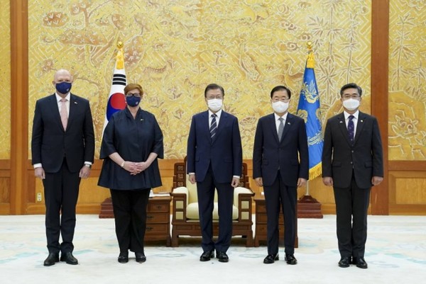 문재인 대통령이 13일 청와대 본관 접견실에서 호주의 마리스 페인 외교장관, 피터 더튼 국방장관을 접견한 뒤 기념촬영을 하고 있다. (산진 왼쪽부터)호주의 피터 더튼 국방장관, 마리스 페인 외교장관, 문 대통령, 정의용 외교부 장관, 서욱 국방부 장관.(사진=청와대 제공)