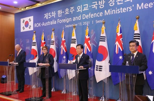 한국의  서욱 국방 , 정의용 외교 장관 , 호주의  마리스 페인 외교, 피터  더튼 국방 장관(사진 오른쪽부터)이 과 제 5차 ‘한‧ 호주 외교·국방(2+2) 장관회의’가 끝난 후 공도익자회견을 하고 있다.(사진 외교부 제공)