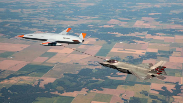 13일 MQ-25 스팅레이 무인 급유기가 F-35C 라이트닝 II로 첫 공중 급유 시험 비행을 미드아메리카 세인트 아메리카 공항근처에서 실시하였다.(자료=보잉사 제공)