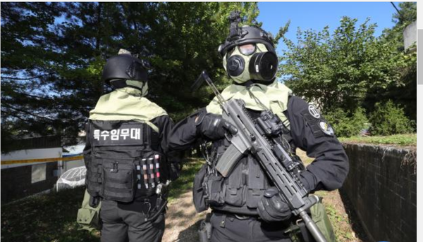 육군2군단 군사경찰 특수임무대 장병들이 경계작전을 펼치고 있다.(사진=육군제공)