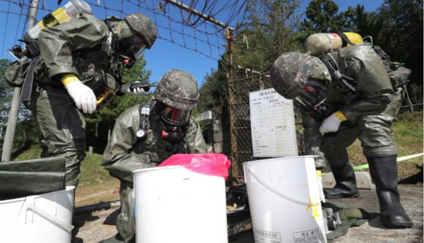 모의 테러 현장을 통제하는 육군2군단 군사경찰 특수임무대 장병들.(사진=육군 제공)